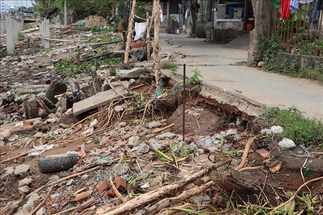 Hiện trạng sạt lở bờ sông Cái Bè (Tiền Giang). Ảnh: Minh Trí - TTXVN