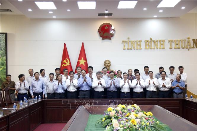 Lãnh đạo tỉnh Bình Thuận chụp ảnh với các nhà đầu tư. Ảnh: Nguyễn Thanh - TTXVN