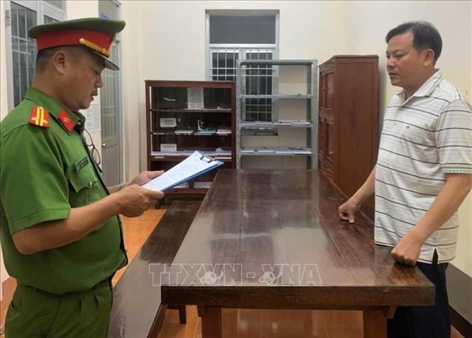 Đại diện Cơ quan Cảnh sát điều tra, Công an tỉnh Cà Mau đọc lệnh khởi tố và bắt tạm giam bị can Nguyễn Tấn Đạt. Ảnh: TTXVN phát