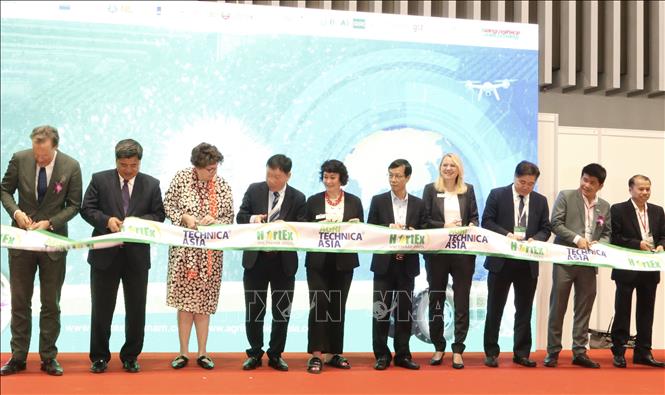 Các đại biểu cắt băng khai mạc AGRITECHNICA ASIA 2025 và HortEx Vietnam 2025. Ảnh: Xuân Anh - TTXVN