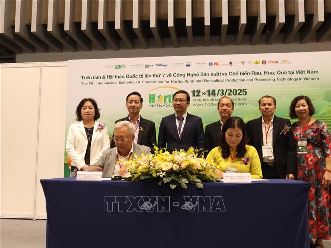 Hiệp hội Rau quả Việt Nam ký kết thoả thuận hợp tác tiêu thụ với Hiệp hội các nhà bán lẻ Việt Nam trong khuôn khổ  HortEx Vietnam 2025. Ảnh: Xuân Anh - TTXVN