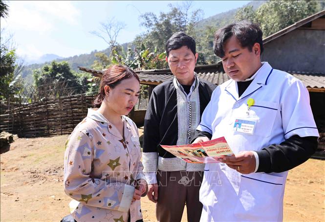Bác sĩ Nguyễn Văn Hiệp tuyên truyền kiến thức về sức khỏe sinh sản tới đồng bào dân tộc. Ảnh: Minh Đức – TTXVN