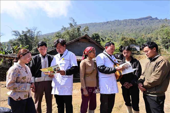 Bác sĩ Nguyễn Văn Hiệp (thứ 3 từ trái sang) cùng nhân viên y tế thôn, bản tuyên truyền kiến thức về sức khỏe sinh sản tới đồng bào dân tộc. Ảnh: Minh Đức – TTXVN