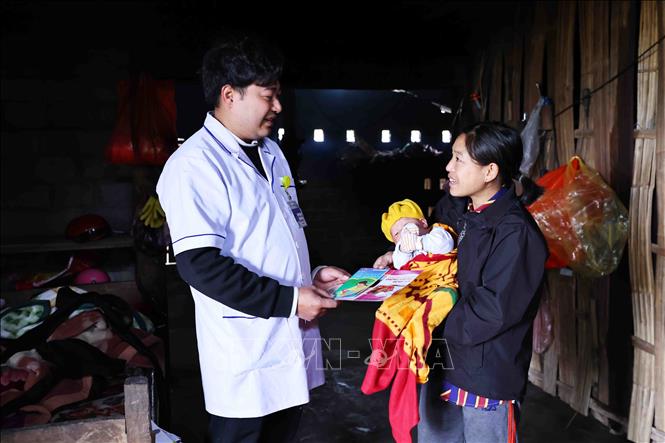 Bác sĩ Nguyễn Văn Hiệp tuyên truyền về chăm sóc trẻ sơ sinh tại nhà cho bà con dân tộc. Ảnh: Minh Đức – TTXVN