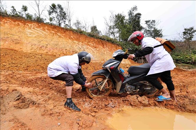 Không quản ngại khó khăn và gian khổ, bác sĩ Hiệp đi qua từng bản làng để chăm sóc sức khỏe cho đồng bào vùng cao. Ảnh: Minh Đức – TTXVN