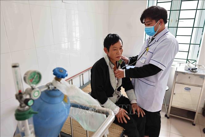 Bác sĩ Nguyễn Văn Hiệp khám chữa bệnh cho người dân tại trạm Y tế xã Dền Sáng. Ảnh: Minh Đức – TTXVN