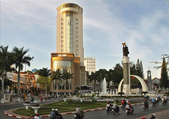 Diện mạo mới ở thành phố Buôn Ma Thuột (Đắk Lắk) sau 40 năm giải phóng. Trong ảnh: Ngã sáu trung tâm thành phố Buôn Ma Thuột (2015). Ảnh: Dương Giang  - TTXVN