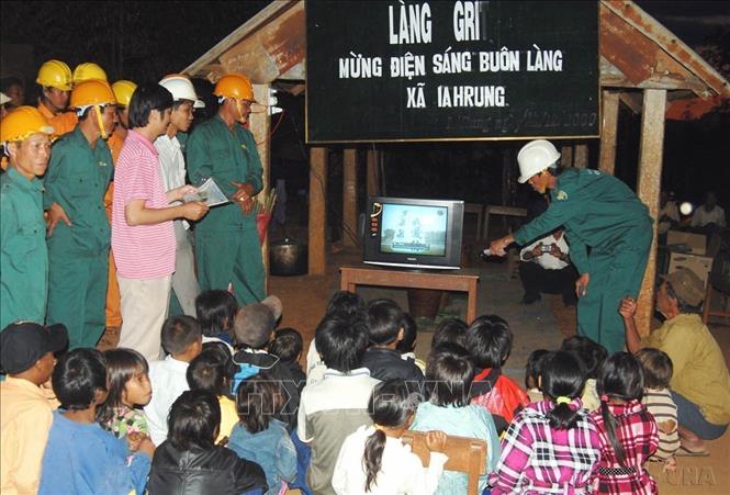 Đời sống người dân vùng Tây Nguyên được cải thiện: Tỷ lệ hộ nghèo giảm mạnh, đời sống vật chất và tinh thần của người dân được nâng cao. Trong ảnh: Làng Gri, xã Ia Hrung, huyện IaGrai (Gia Lai) được xem ti vi nhờ có điện lưới quốc gia (2010). Ảnh: Sỹ Huynh -TTXVN