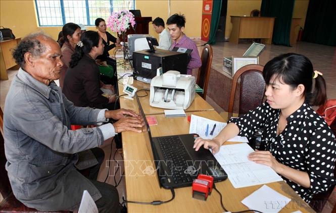 Đời sống người dân vùng Tây Nguyên được cải thiện: Tỷ lệ hộ nghèo giảm mạnh, đời sống vật chất và tinh thần của người dân được nâng cao, các chính sách an sinh xã hội được thực hiện hiệu quả, đảm bảo cuộc sống ổn định cho người dân. Trong ảnh: Người dân đến làm thủ tục vay vốn tại điểm giao dịch xã Phi Liêng, huyện Đam Rông (Lâm Đồng). Ảnh: Trần Việt - TTXVN