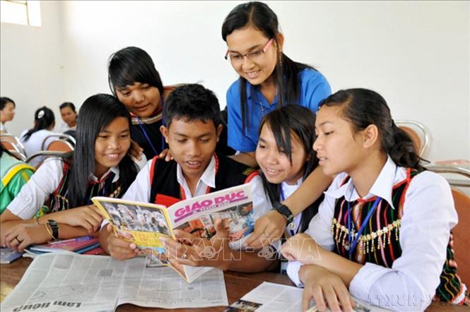 50 năm sau ngày giải phóng, giáo dục và y tế được quan tâm, hệ thống trường học, bệnh viện được xây dựng, nâng cấp, đáp ứng nhu cầu học tập, khám chữa bệnh của người dân vùng Tây Nguyên. Trong ảnh: Học sinh Trường THPT dân tộc nội trú Nơ Trang Lơng đọc sách báo tại thư viện. Ảnh: Thanh Hà - TTXVN