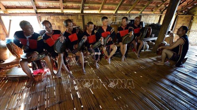 Nhằm bảo tồn, phát triển Di sản Không gian văn hóa cồng chiêng Tây Nguyên, được UNESCO công nhận là Kiệt tác truyền khẩu và phi vật thể của nhân loại (15/11/2005), tỉnh Đắk Lắk đã tổ chức lớp truyền dạy cồng chiêng cho con em đồng bào các dân tộc trong độ tuổi 7 - 16. Trong ảnh: Đội nghệ nhân cồng chiêng buôn Ea Bông, xã Cư Êbur (TP Buôn Ma Thuột) diễn tấu trong không gian văn hóa nhà dài của người Ê Đê. Ảnh: Thanh Hà - TTXVN