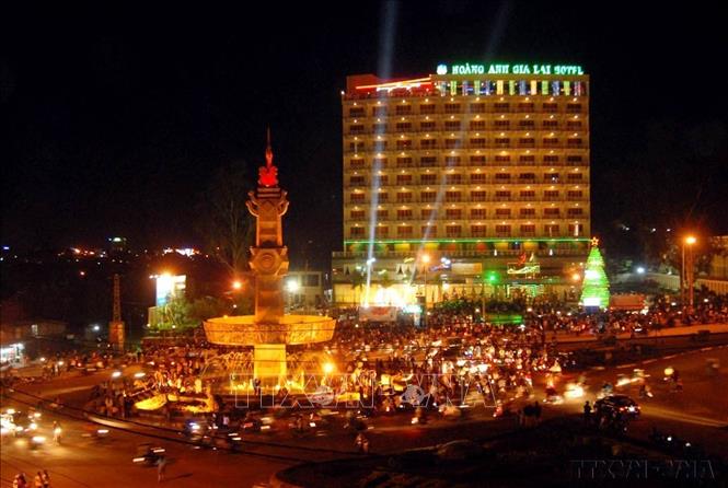  Đêm trên phố núi Pleiku, tỉnh Gia Lai. Ảnh: Sỹ Huynh- TTXVN