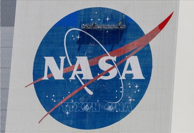 Biểu tượng của NASA tại trung tâm hàng không vũ trụ Kennedy ở Florida (Mỹ). Ảnh: REUTERS/TTXVN