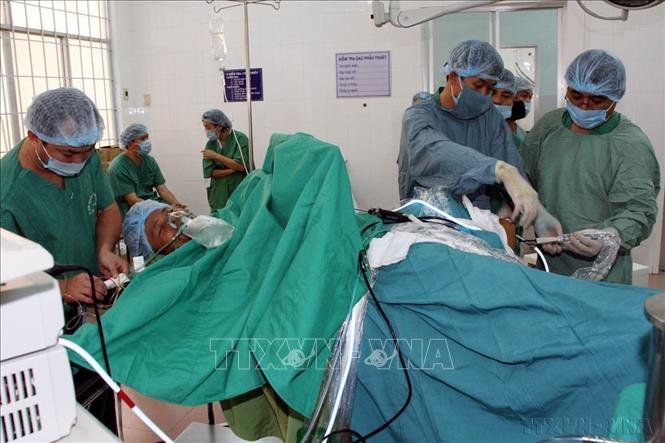 Bệnh viện đa khoa tỉnh Kon Tum tiến hành phẫu thuật nội soi khớp thành công cho 8 bệnh nhân bị thoái hoá khớp, viêm khớp, đứt dây chằng chéo…. Phẫu thuật nội soi khớp đòi hỏi kỹ thuật cao, ít gây tổn thương, biến chứng, giúp bệnh nhân nhanh chóng hồi phục. Kon Tum là tỉnh đầu tiên ở Tây Nguyên tiến hành loại hình phẫu thuật này (2010). Ảnh: Trần Lê Lâm - TTXVN