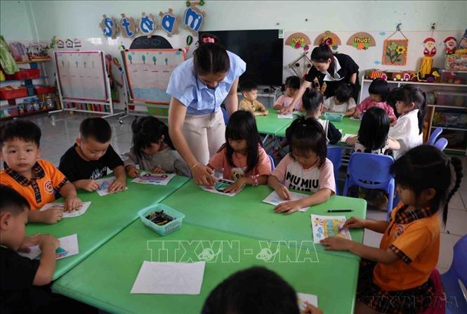 Chất lượng giáo dục, y tế ngày càng được nâng cao, góp phần nâng cao chất lượng cuộc sống của người dân vùng Tây Nguyên. Trong ảnh: Giờ học vẽ của học sinh trường Mầm non xã Hoài Đức, huyện Lâm Hà, huyện đạt chuẩn nông thôn mới năm 2023. Ảnh: Vũ Sinh - TTXVN