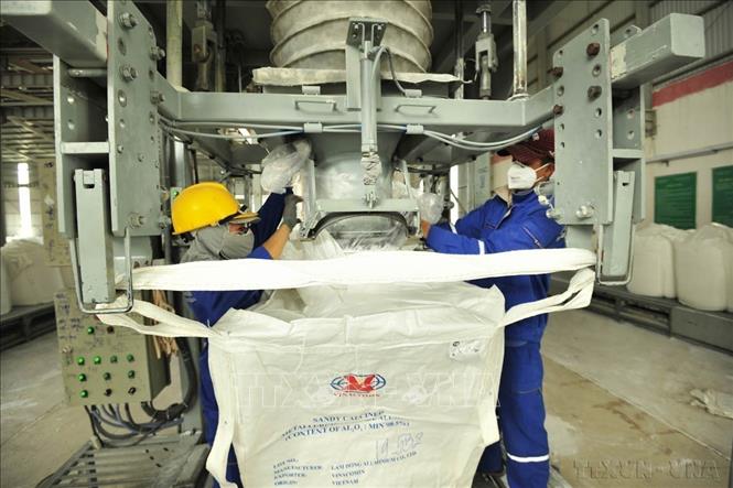 Tây Nguyên là vùng kinh tế động lực của cả nước về nông, lâm nghiệp, khai thác - chế biến khoáng sản bauxit. Trong ảnh: Sản phẩm tinh quặng alumin được sản xuất và đóng bao theo một quy trình hiện đại và nghiêm ngặt tại nhà máy bauxite - nhôm Lâm Đồng. Ảnh: Trọng Đạt – TTXVN
