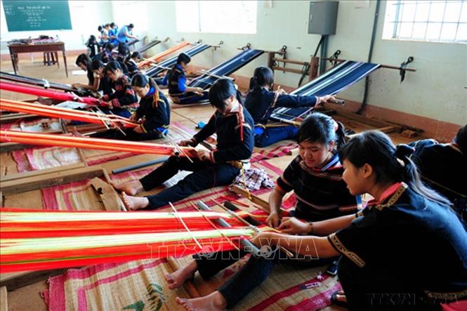 Trường Cao đẳng nghề Thanh niên dân tộc Tây Nguyên phấn đấu đạt chuẩn chất lượng Đông Nam Á. Trong ảnh: Một giờ học của lớp dệt vải truyền thống dân tộc Ê-Đê (2015). Ảnh: Thanh Hà - TTXVN
