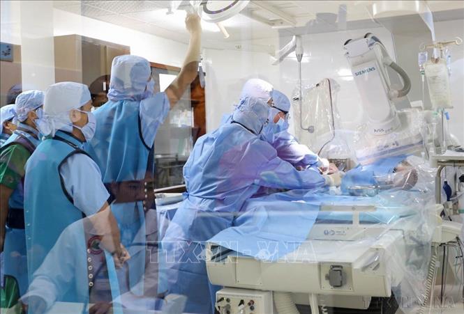 Các bác sỹ phẫu thuật cho một bệnh nhân bị bệnh tim mạch ngay trong ngày khánh thành Đơn vị tim mạch can thiệp (thuộc Bệnh viện Đa khoa Lâm Đồng). Đây là đơn vị can thiệp tim mạch đầu tiên tại khu vực Tây Nguyên, góp phần điều trị tại chỗ cho các bệnh nhân mắc bệnh lý về tim mạch, tai biến (2015). Ảnh: Nguyễn Dũng - TTXVN