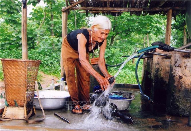 Đời sống người dân vùng Tây Nguyên được cải thiện: Tỷ lệ hộ nghèo giảm mạnh, đời sống vật chất và tinh thần của người dân được nâng cao, các chính sách an sinh xã hội được thực hiện hiệu quả, đảm bảo cuộc sống ổn định cho người dân. Trong ảnh: Nước sạch đã về xã Ngọc Réo, huyện Đắk Hà (Kon Tum). Ảnh: Hồng Kỳ- TTXVN