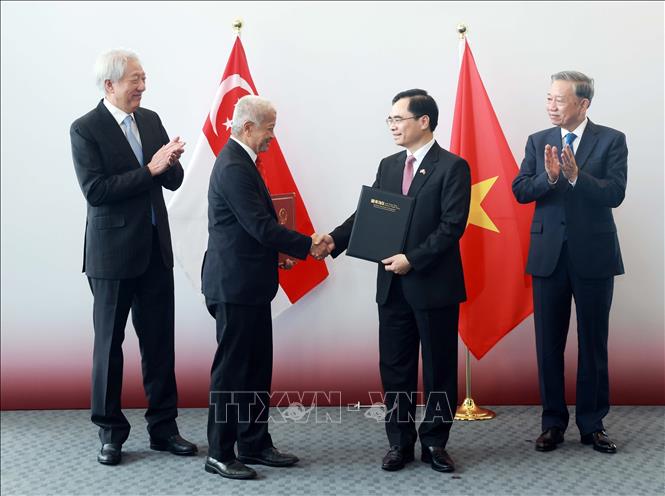 Tổng Bí thư Tô Lâm chứng kiến lễ trao thoả thuận hợp tác giữa Học viện Chính trị Quốc gia Hồ Chí Minh và Trường chính sách công Lý Quang Diệu, Đại học quốc gia Singapore. Ảnh: Thống Nhất – TTXVN