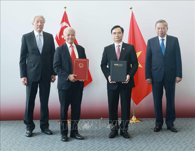 Tổng Bí thư Tô Lâm chứng kiến lễ trao thoả thuận hợp tác giữa Học viện Chính trị Quốc gia Hồ Chí Minh và Trường chính sách công Lý Quang Diệu, Đại học quốc gia Singapore. Ảnh: Thống Nhất – TTXVN