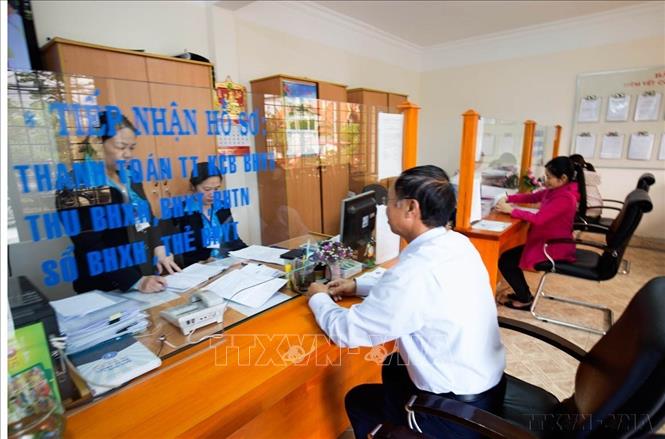 Đời sống người dân vùng Tây Nguyên được cải thiện: Tỷ lệ hộ nghèo giảm mạnh, đời sống vật chất và tinh thần của người dân được nâng cao, các chính sách an sinh xã hội được thực hiện hiệu quả, đảm bảo cuộc sống ổn định cho người dân. Trong ảnh: Bộ phận tiếp nhận, làm các thủ tục về BHXH, BHYT, bảo hiểm tự nguyện tại Bảo hiểm xã hội Lâm Đồng. Ảnh: Đặng Tuấn - TTXVN