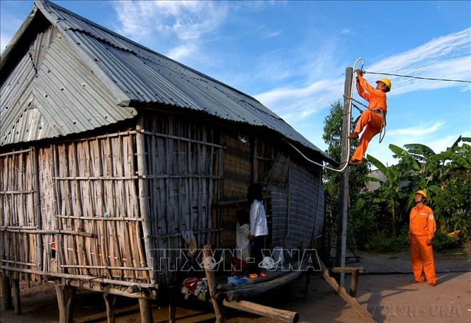 Đời sống người dân vùng Tây Nguyên được cải thiện: Tỷ lệ hộ nghèo giảm mạnh, đời sống vật chất và tinh thần của người dân được nâng cao, các chính sách an sinh xã hội được thực hiện hiệu quả, đảm bảo cuộc sống ổn định cho người dân. Trong ảnh: Công nhân Điện lực Gia Lai đấu điện vào nhà cho các hộ dân ở làng Môn, xã Yang Bắc, huyện  Đak Pơ (2009). Ảnh: Ngọc Hà - TTXVN