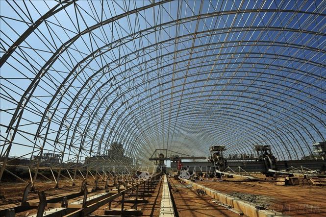 Nhà máy Alumin Nhân Cơ thuộc Công ty Nhôm Đắk Nông - TKV (DNA) là một trong hai dự án thí điểm trong ngành công nghiệp mới - công nghiệp khai thác chế biến quặng bauxite để sản xuất alumin tiến tới sản xuất nhôm. Dự án sẽ góp phần tạo bước đột phá mới cho kinh tế Đắk Nông nói riêng và khu vực Tây Nguyên nói chung. Trong ảnh: Các hạng mục xây dựng của nhà máy Alumin Nhân Cơ đang được hoàn thiện (2015). Ảnh: Trọng Đạt – TTXVN