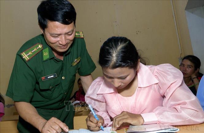 Chất lượng giáo dục, y tế ngày càng được nâng cao, góp phần nâng cao chất lượng cuộc sống của người dân vùng Tây Nguyên. Trong ảnh: Lớp học xóa mù do Đồn Biên phòng Ia Lốp mở, dạy chữ cho bà con thiểu số Jrai ở Cụm dân cư Suối Khôn (Gia Lai). Ảnh: TTXVN phát