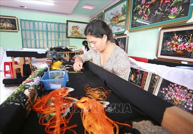Tây Nguyên sẽ trở thành vùng phát triển bền vững, có nền kinh tế xanh, tuần hoàn, bản sắc... Trong ảnh: Sản xuất tranh thêu tay tại Lâm Đồng. Ảnh: Nguyễn Dũng - TTXVN