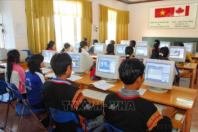 Giờ học tin học của học viên Trường cao đẳng nghề thanh niên dân tộc Tây Nguyên tại tỉnh Đắk Lắk, nhằm góp phần phát triển phổ cập tin học (2009). Ảnh: Hồng Kỳ-TTXVN