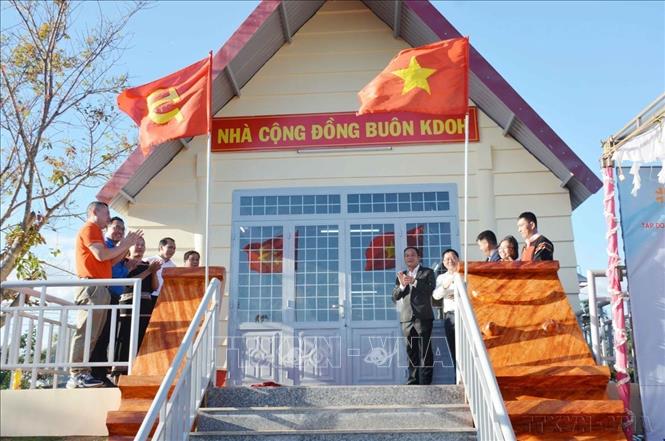 50 năm sau ngày giải phóng, giáo dục và y tế được quan tâm, hệ thống trường học, bệnh viện được xây dựng, nâng cấp, đáp ứng nhu cầu học tập, khám chữa bệnh của người dân vùng Tây Nguyên. Trong ảnh: Khánh thành Nhà cộng đồng buôn Kđoh (xã Ea Tar, huyện Cư M’Gar, tỉnh Đắk Lắk), ngày 30/12/2023. Ảnh: Hoài Thu – TTXVN

