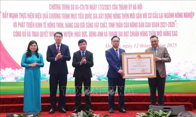 Đồng chí Trần Sỹ Thanh, Phó Bí thư Thành ủy, Chủ tịch UBND Thành phố Hà Nội, Trưởng BCĐ Chương trình 04 của Thành ủy Hà Nội trao Quyết định của Thủ tướng Chính phủ công nhận huyện Hoài Đức đạt chuẩn nông thôn mới nâng cao. Ảnh: Văn Điệp - TTXVN
