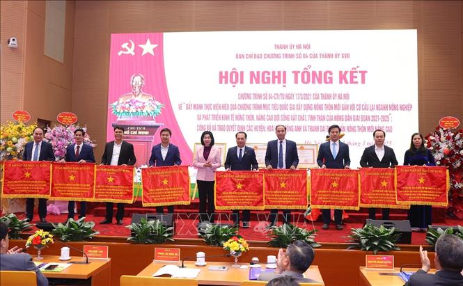 Phó Chủ tịch HĐND thành phố Hà Nội Phùng Thị Hồng Hà trao Cờ thi đua cho các đơn vị. Ảnh: Văn Điệp - TTXVN