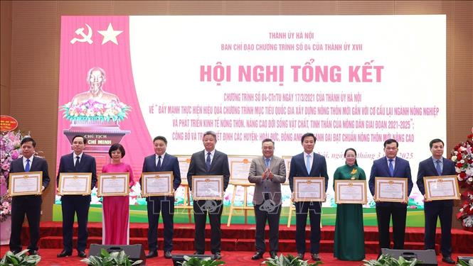Đồng chí Trần Sỹ Thanh, Phó Bí thư Thành ủy, Chủ tịch UBND Thành phố Hà Nội, Trưởng BCĐ Chương trình 04 của Thành ủy Hà Nội trao Bằng khen của Ban Thường vụ Thành ủy Hà Nội tặng các cá nhân. Ảnh: Văn Điệp - TTXVN