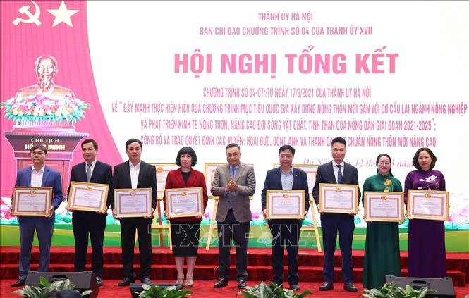 Đồng chí Trần Sỹ Thanh, Phó Bí thư Thành ủy, Chủ tịch UBND Thành phố Hà Nội, Trưởng BCĐ Chương trình 04 của Thành ủy Hà Nội trao Bằng khen của Ban Thường vụ Thành ủy Hà Nội tặng các tập thể. Ảnh: Văn Điệp - TTXVN