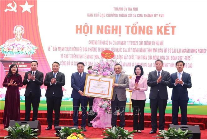 Đồng chí Trần Sỹ Thanh, Phó Bí thư Thành ủy, Chủ tịch UBND Thành phố Hà Nội, Trưởng BCĐ Chương trình 04 của Thành ủy Hà Nội trao Quyết định của Thủ tướng Chính phủ công nhận huyện Thanh Oai đạt chuẩn nông thôn mới nâng cao. Ảnh: Văn Điệp - TTXVN