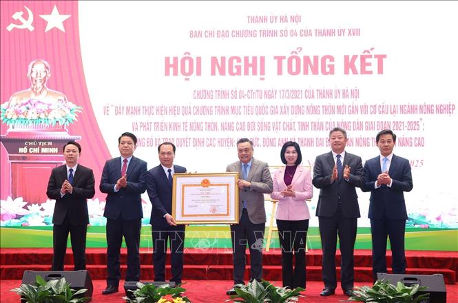 Đồng chí Trần Sỹ Thanh, Phó Bí thư Thành ủy, Chủ tịch UBND Thành phố Hà Nội, Trưởng BCĐ Chương trình 04 của Thành ủy Hà Nội trao Quyết định của Thủ tướng Chính phủ công nhận huyện Đông Anh đạt chuẩn nông thôn mới nâng cao. Ảnh: Văn Điệp - TTXVN