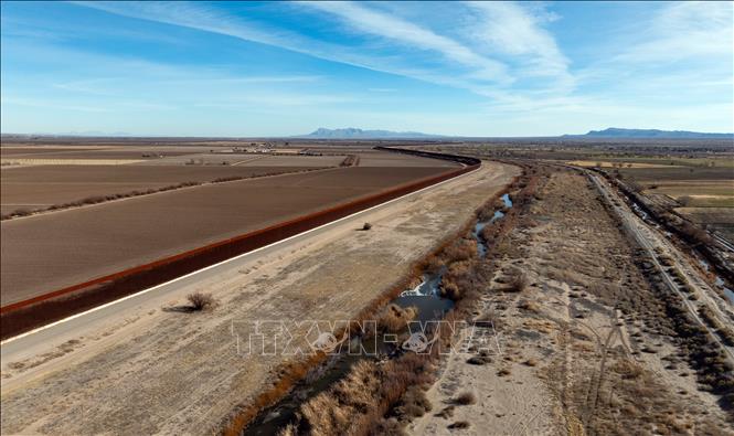 Một phần bức tường biên giới Mỹ-Mexico tại Ciudad Juarez (Mexico). Ảnh: THX/TTXVN