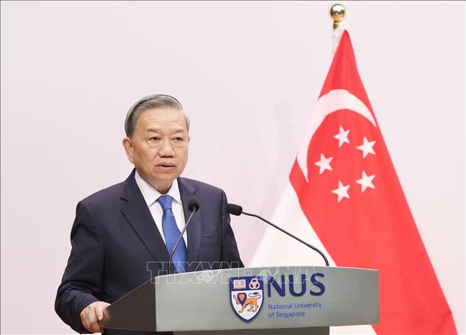 Party General Secretary To Lam speaks at the Lee Kuan Yew School of Public Policy. VNA Photo: Thống Nhất