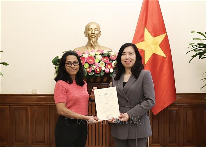 Deputy Minister of Foreign Affairs Le Thi Thu Hang and FT resident correspondent and head of its bureau in Hanoi Anantha Lakshmi. VNA/Photo by courtesy