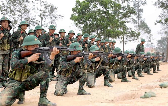 Các chiến sĩ trẻ ngắm bắn tại thao trường. Ảnh: Hoàng Hùng – TTXVN
