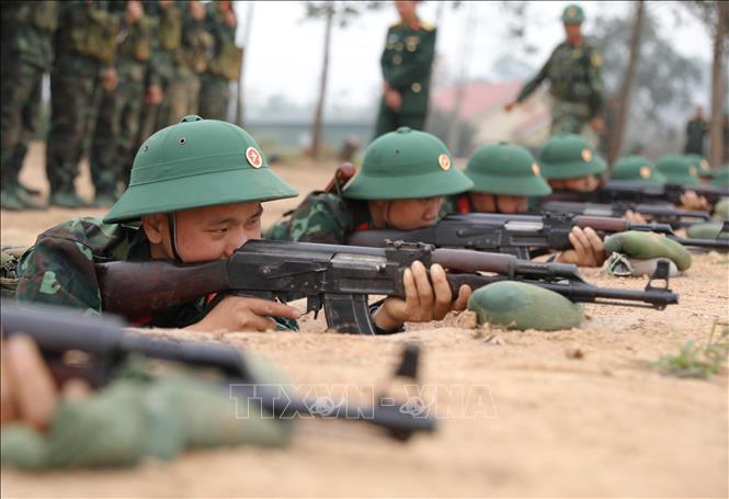 Tân binh luyện bài tập bắn tại thao trường. Ảnh: Hoàng Hùng – TTXVN
