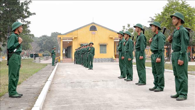 Tân binh học điều lệnh tại thao trường Trung đoàn 24. Ảnh: Hoàng Hùng – TTXVN