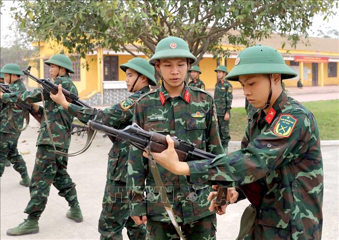 Thực hành tháo lắp vũ khí. Ảnh: Hoàng Hùng – TTXVN