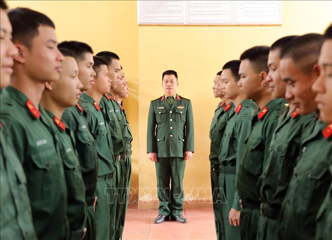 Sĩ quan Trung đoàn 24 quán triệt nội dung kiểm tra nội vụ trong quân đội cho các tân binh. Ảnh: Hoàng Hùng – TTXVN