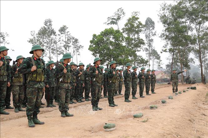 Các chiến sĩ trẻ chuẩn bị tư thế sẵn sàng trước bài tập ngắm bắn tại thao trường Trung đoàn 24. Ảnh: Hoàng Hùng – TTXVN