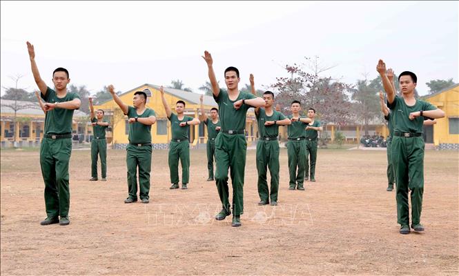 Tân binh rèn luyện các động tác thể dục và dân vũ quân đội. Ảnh: Hoàng Hùng – TTXVN