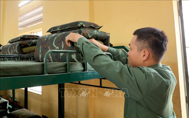 Tân binh kiểm tra việc sắp xếp quân trang cá nhân. Ảnh: Hoàng Hùng – TTXVN