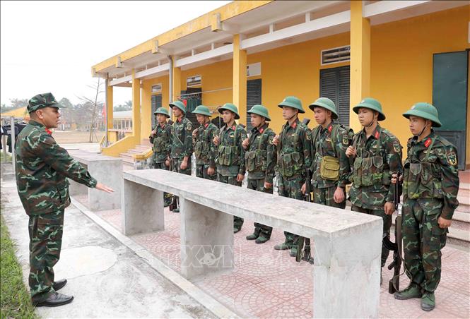 Cán bộ Trung đoàn 24 quán triệt phổ biến nội dung vệ sinh vũ khí quân dụng trong  cho các tân binh. Ảnh: Hoàng Hùng – TTXVN